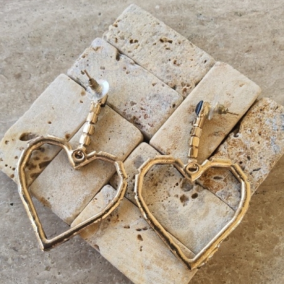 Elegant Black Heart Earrings - Picture 4 of 4